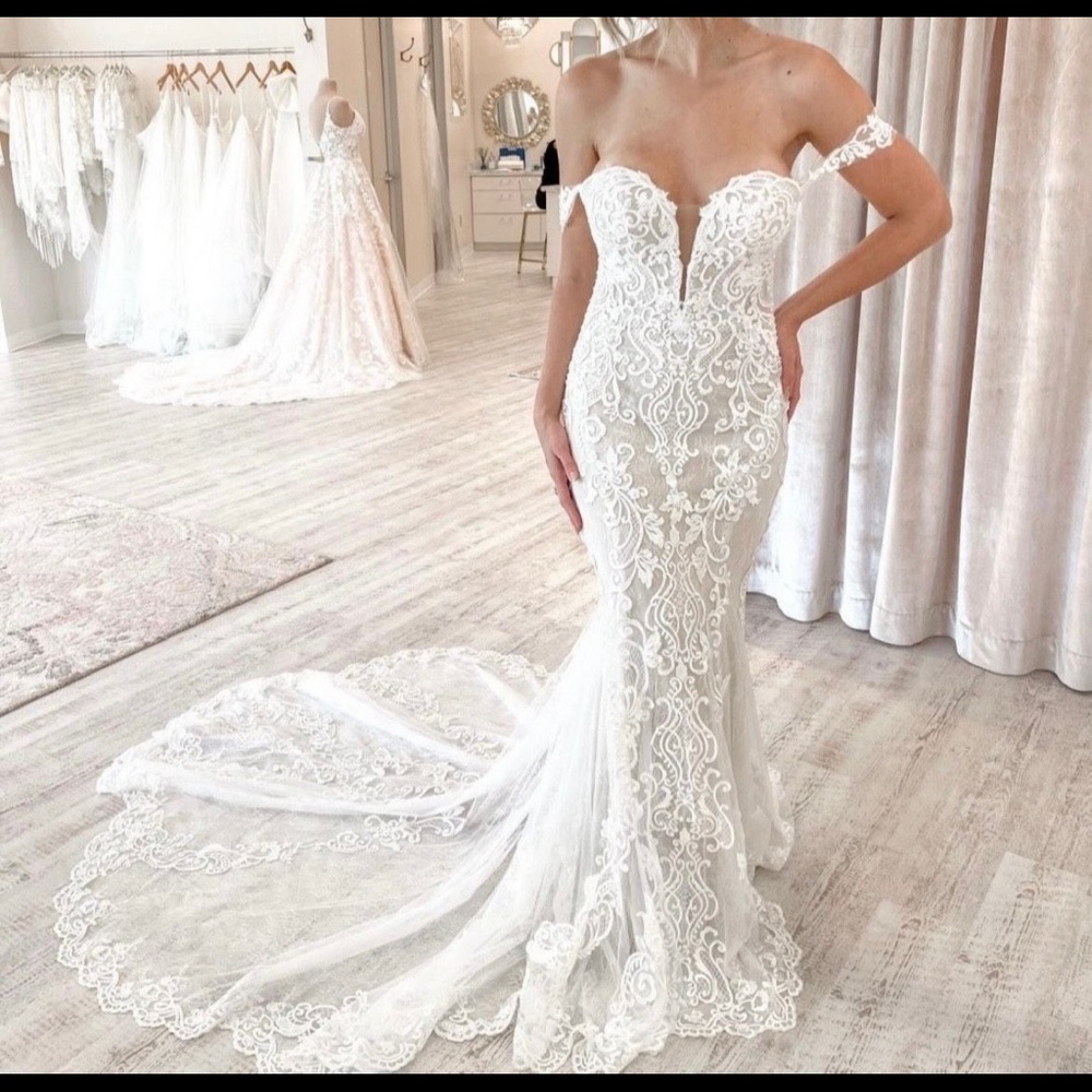 Size 10: Romantic Essence of Australia Wedding Dress